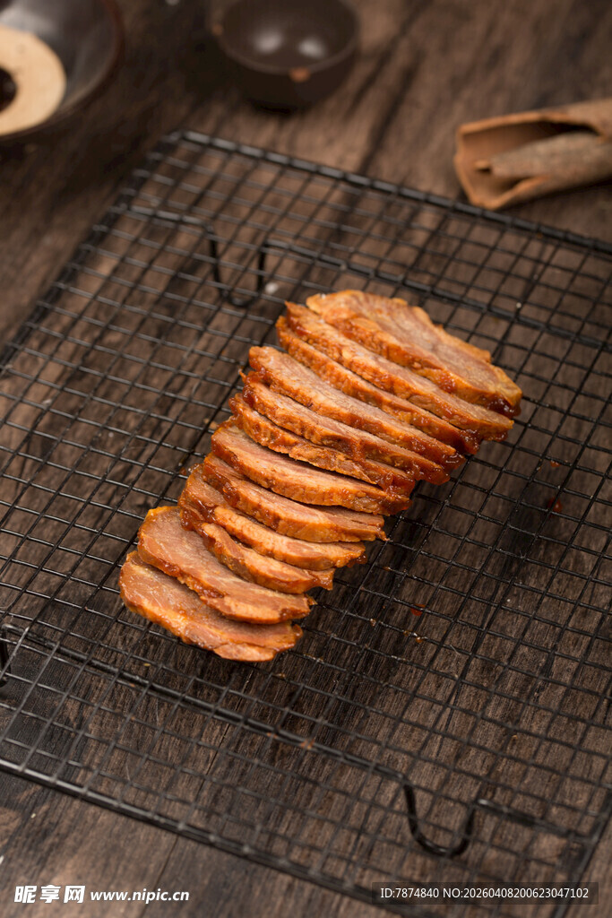 架上整齐摆放的美味肉片