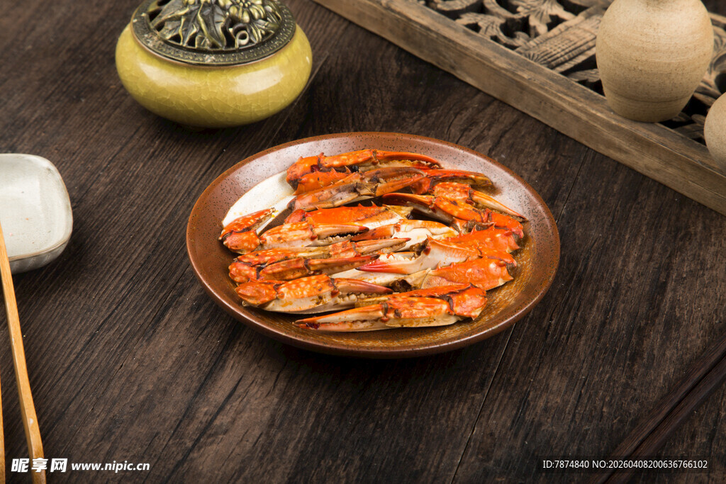 美味辣蟹钳摆于木桌