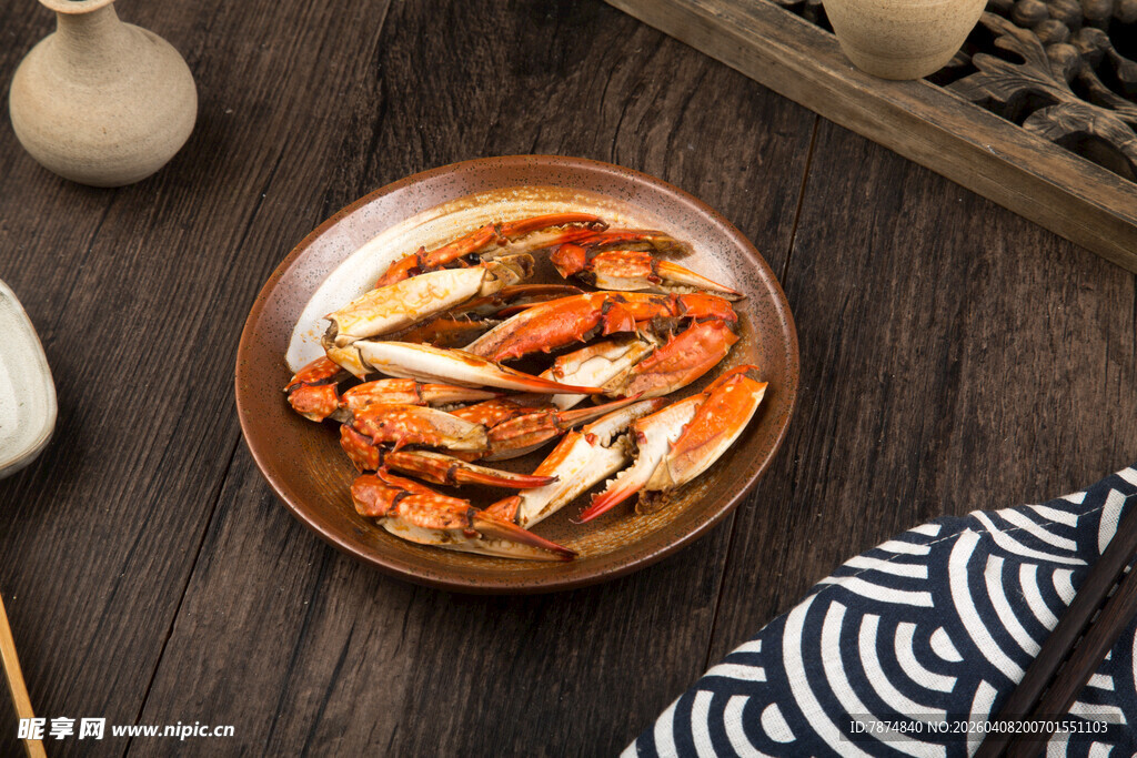 美味蟹钳摆于古朴木桌