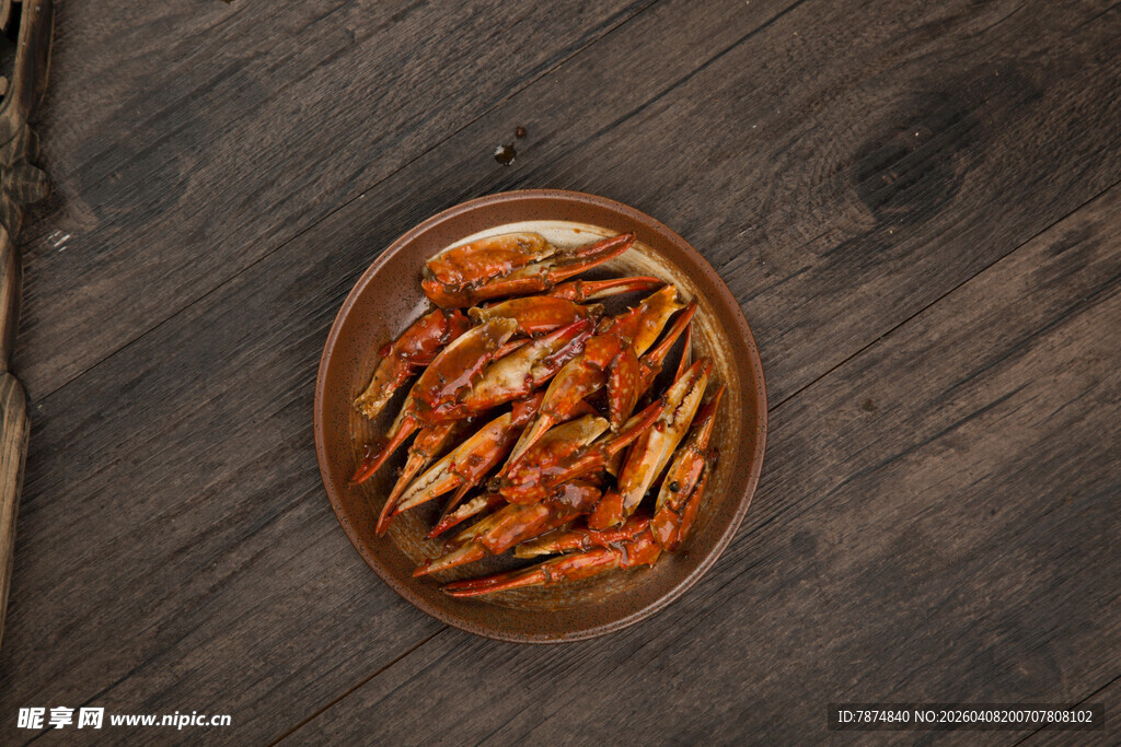 木桌上碗装的美味蟹钳