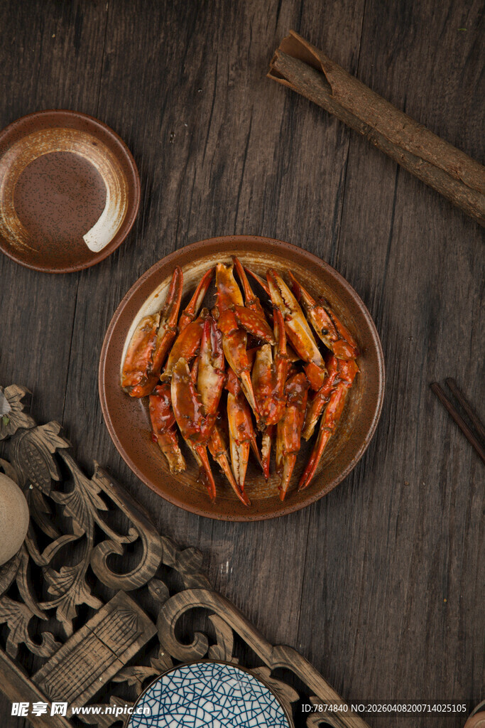 美味香辣蟹钳摆于古朴桌面