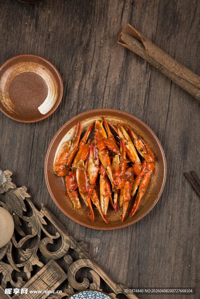 木盘里的美味香辣蟹钳