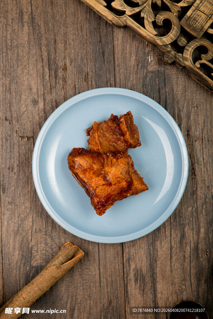 木盘上的美味卤牛肉