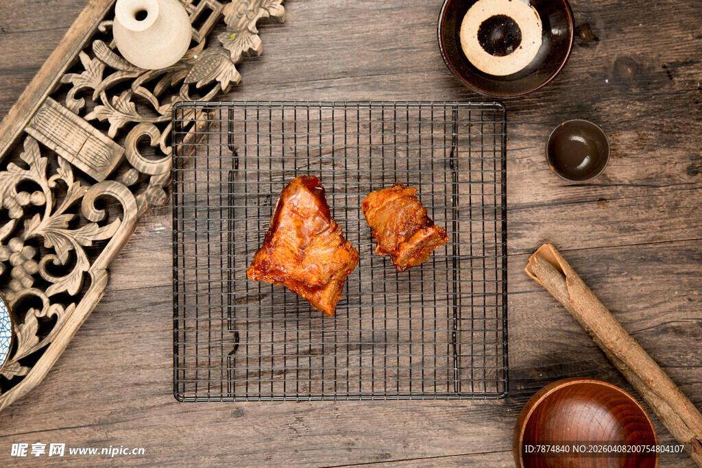 中式美味蟹钳置于网架上