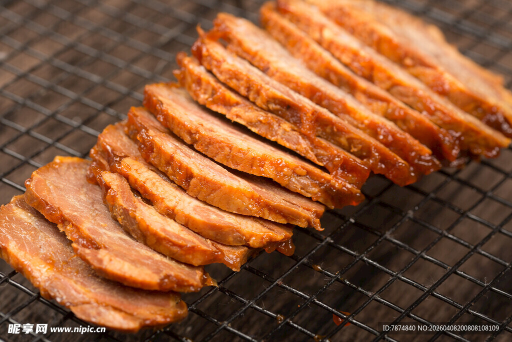 切片烤肉置于烤架上