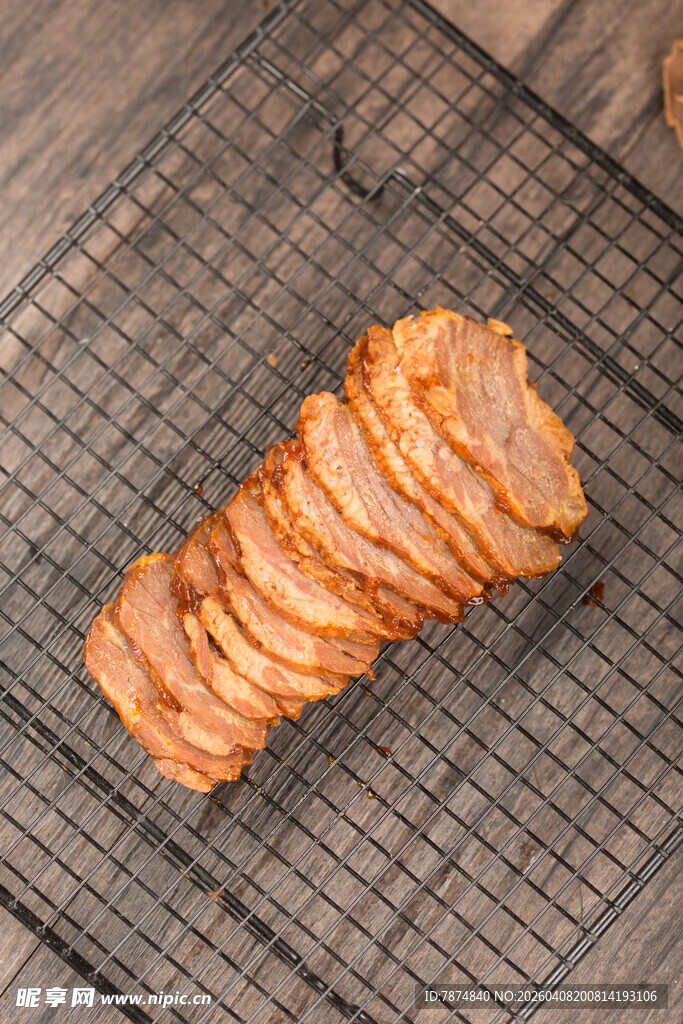 切片烤肉置于金属网架上