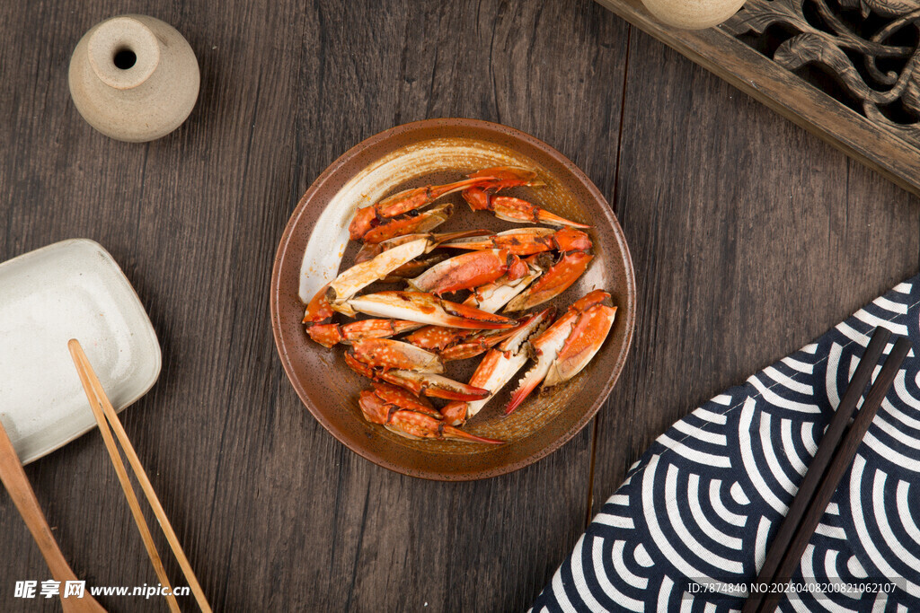 美味蟹钳摆放在精致餐具中