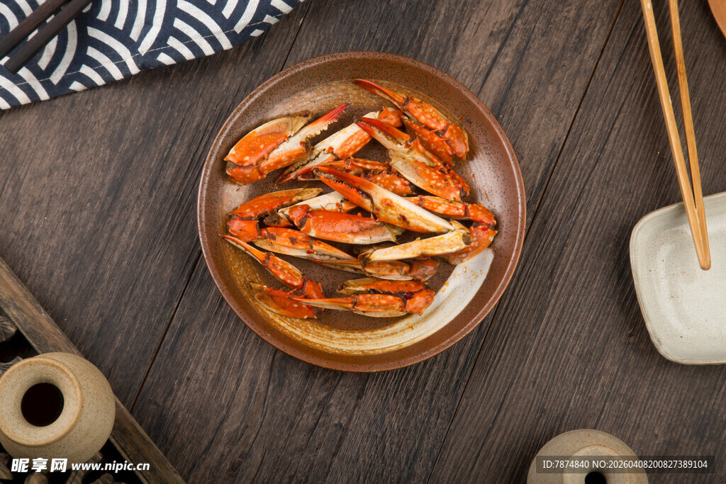 盘中美味蟹钳诱人色泽