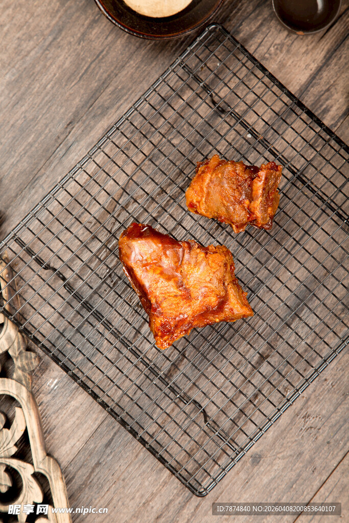 卤牛肉置于网格架上