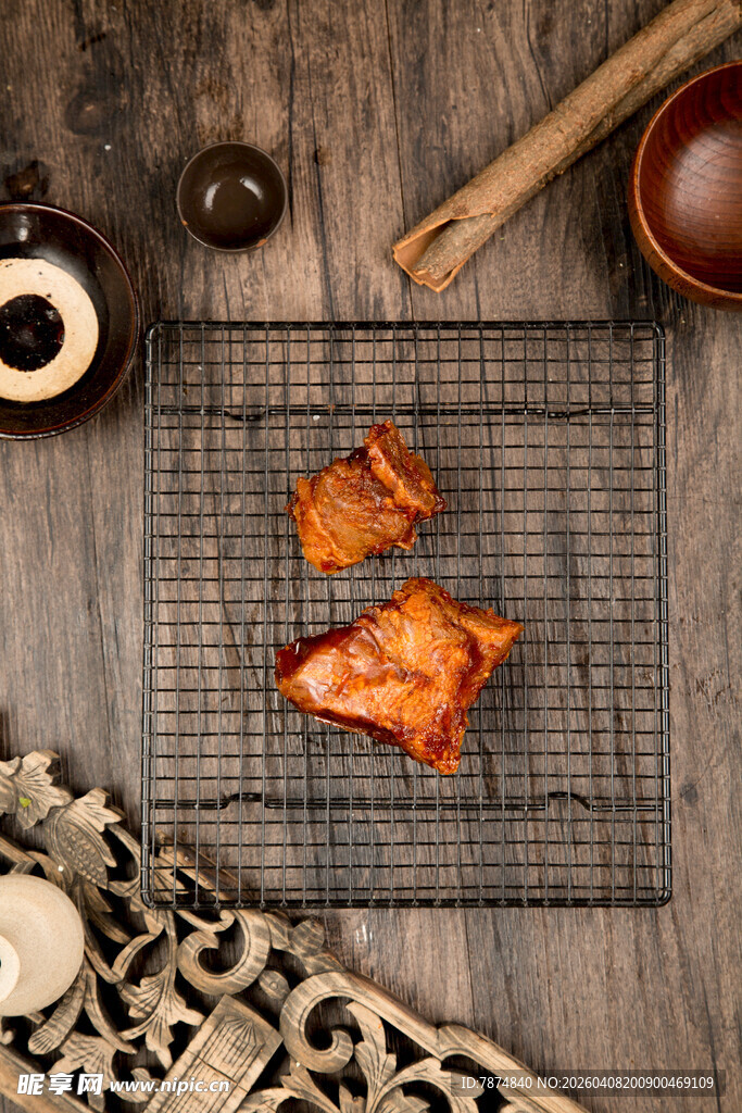 中式烤肉架上的美味烤肉