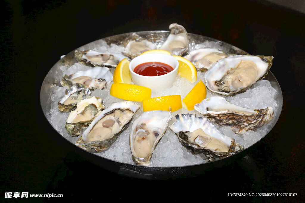 冰鲜生蚝配蘸料