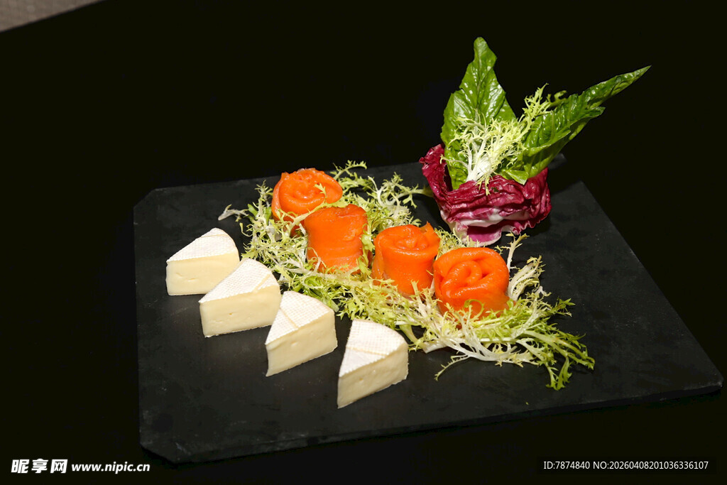 精致摆盘的美味刺身拼盘