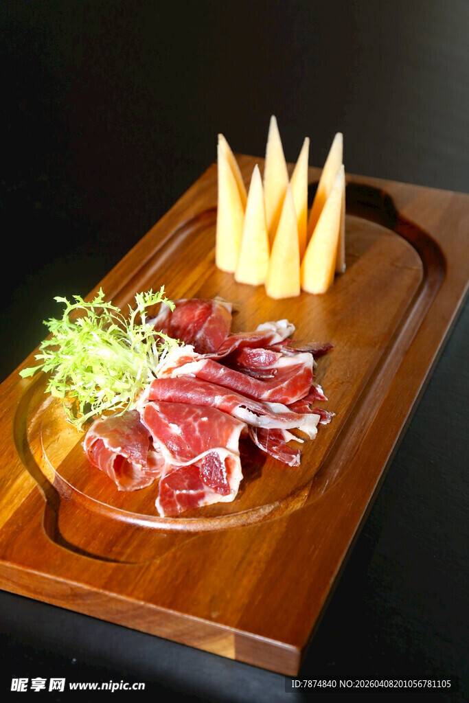 精致摆盘的美味生牛肉片