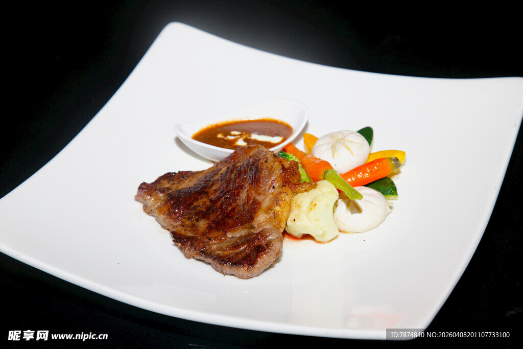 精致摆盘的美味鸡排