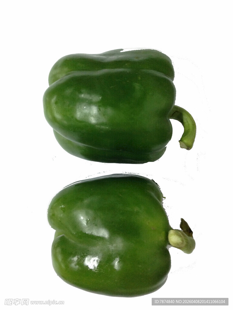 两个鲜绿的青椒
