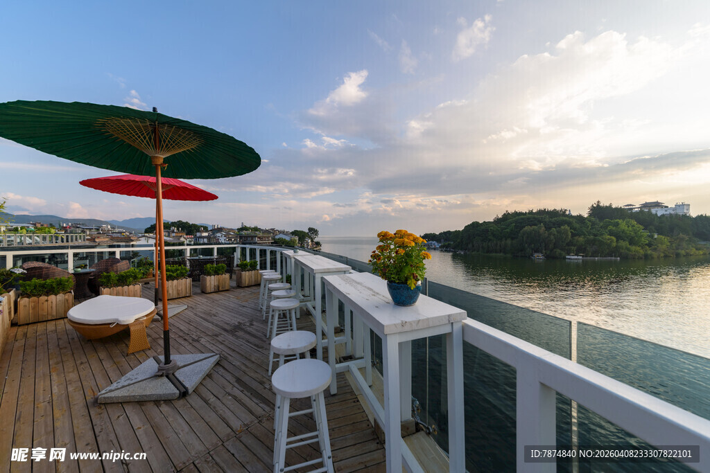 江边露天休闲观景平台