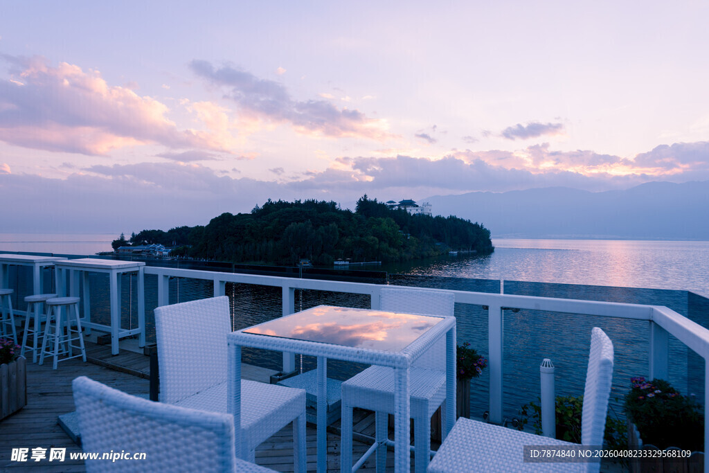 海边露台桌椅的美丽黄昏