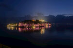 湖畔夜景灯光璀璨