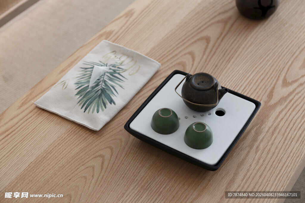 中式茶具与绿植雅致组合