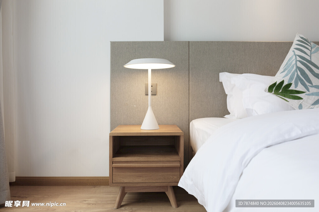 简约卧室床头柜与台灯
