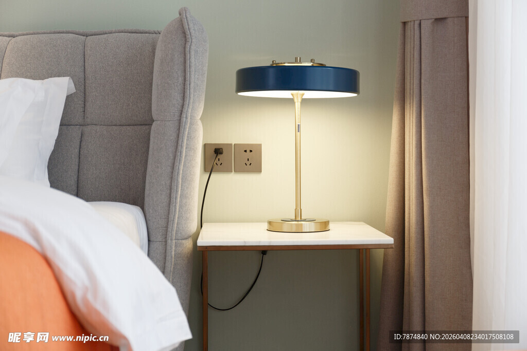 卧室温馨床头台灯场景