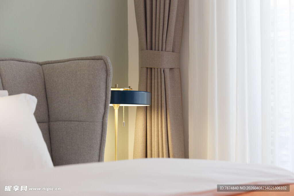 简约温馨卧室床铺一角