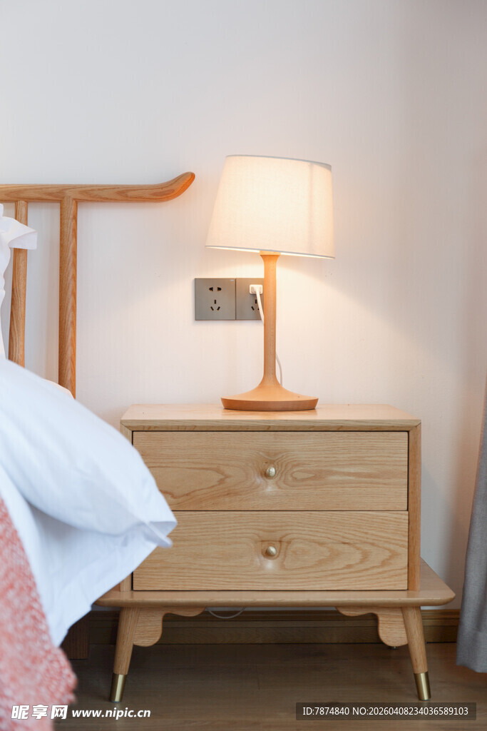 简约木质床头柜配台灯