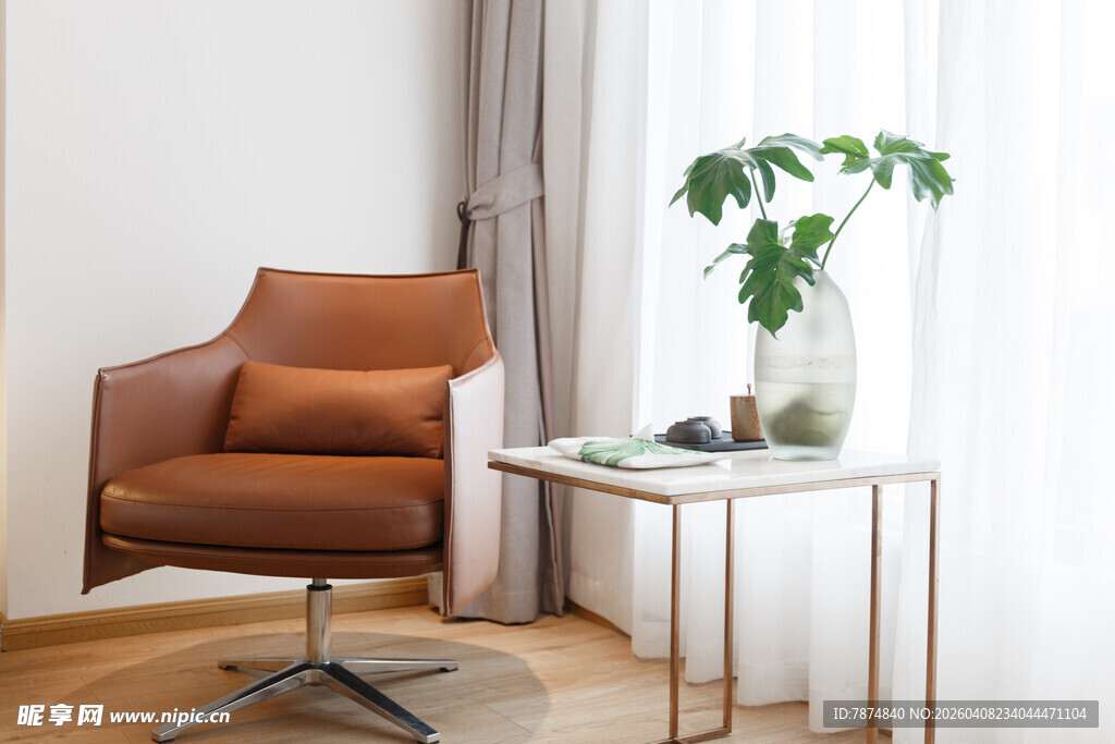 简约客厅棕色休闲椅一角