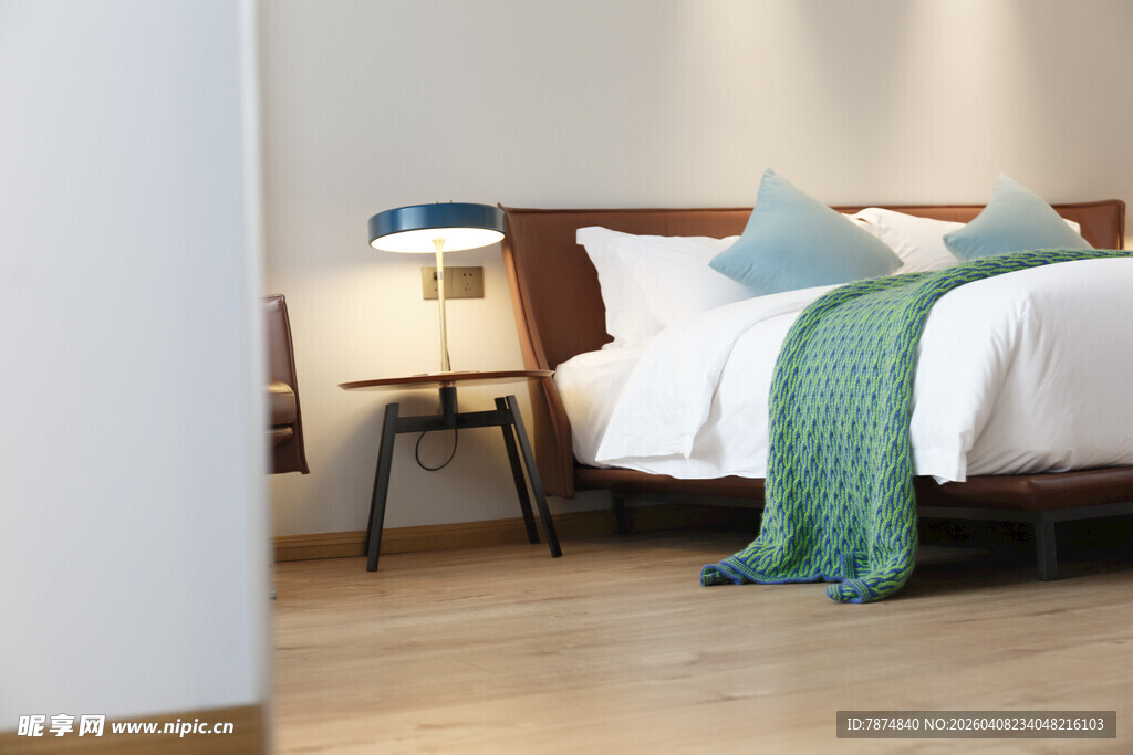 现代简约风格温馨卧室一角