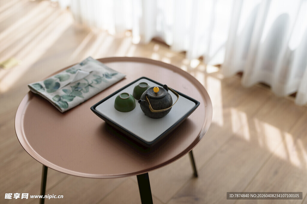 简约茶几上的茶具与书籍