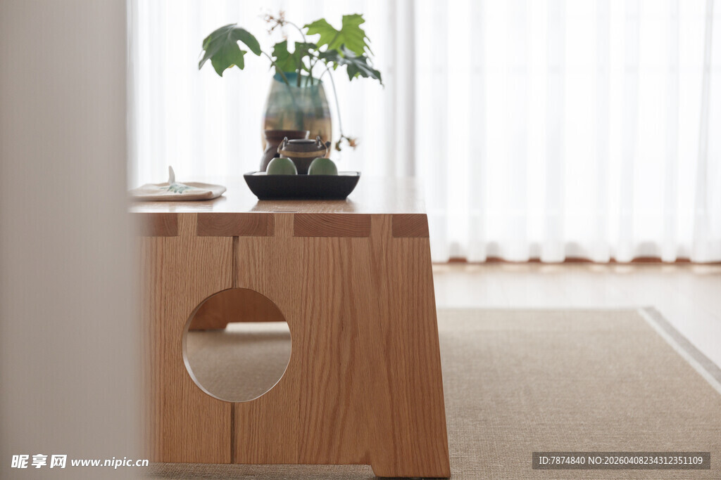 木质边桌搭配绿植摆件