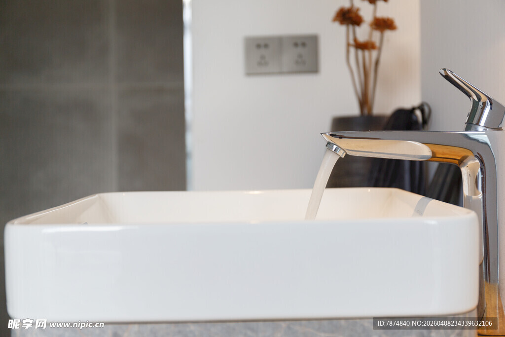 现代简约风格独立式浴缸