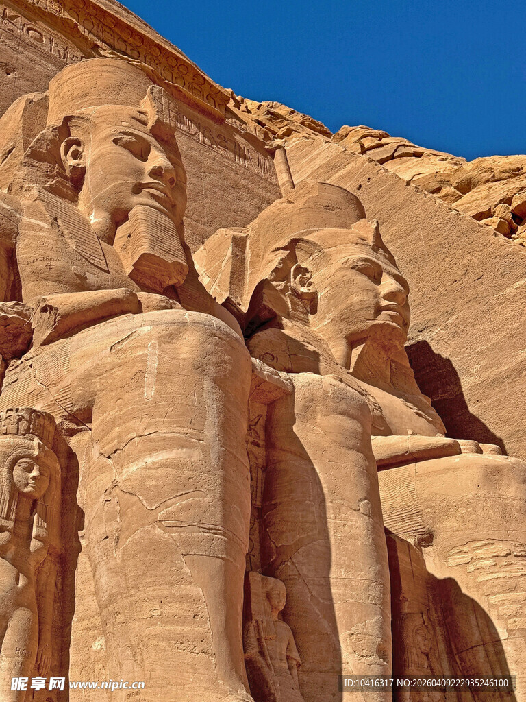 埃及阿布辛贝神庙雕像