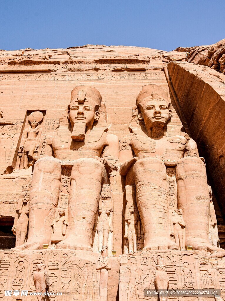 阿布辛贝神庙壮观雕像