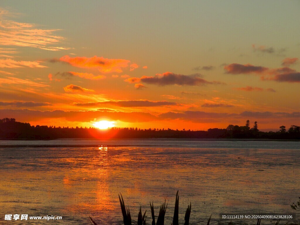 夕阳下宁静的海滨美景