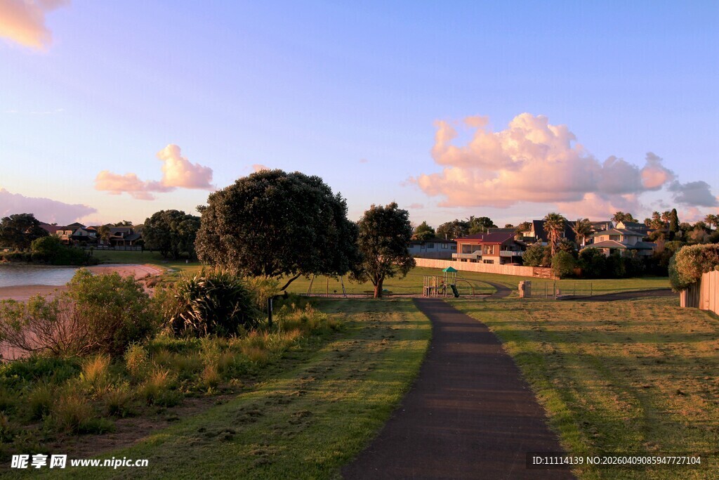 黄昏下的静谧海滨小镇
