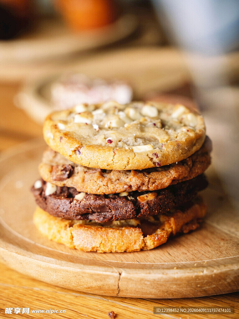 堆叠的美味坚果巧克力饼干