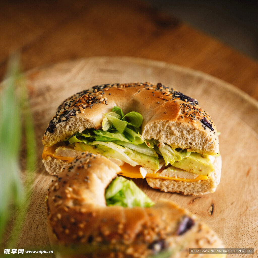 美味牛油果贝果三明治