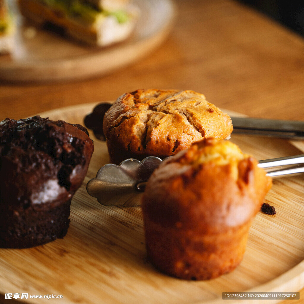 美味多样的松饼摆放在木盘