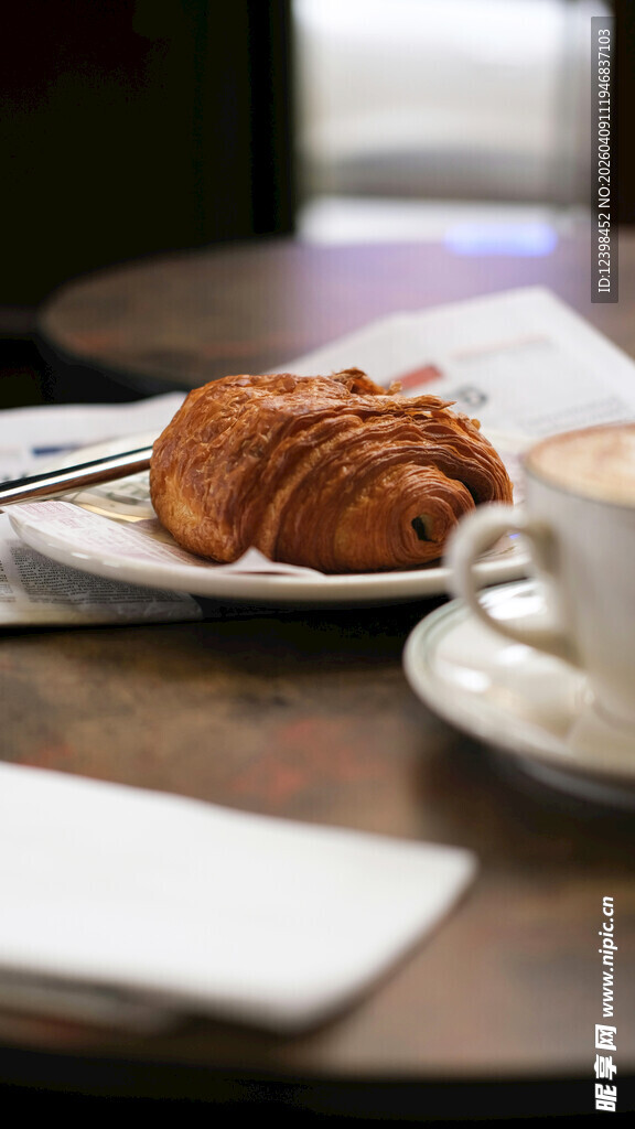 桌上的美味面包与咖啡