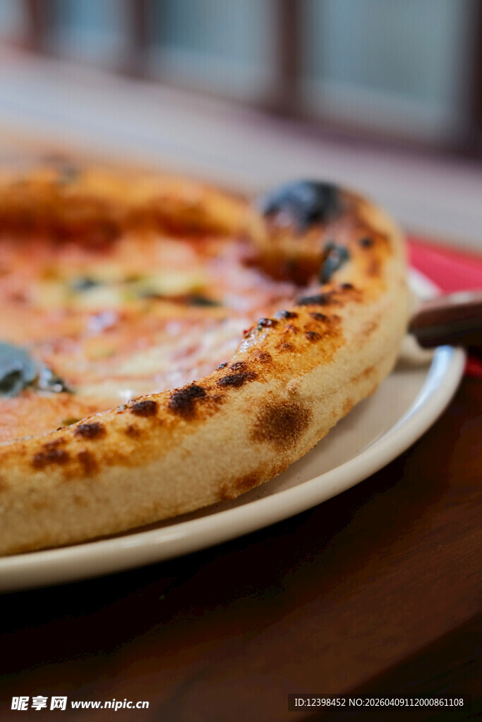 美味披萨置于白色餐盘上