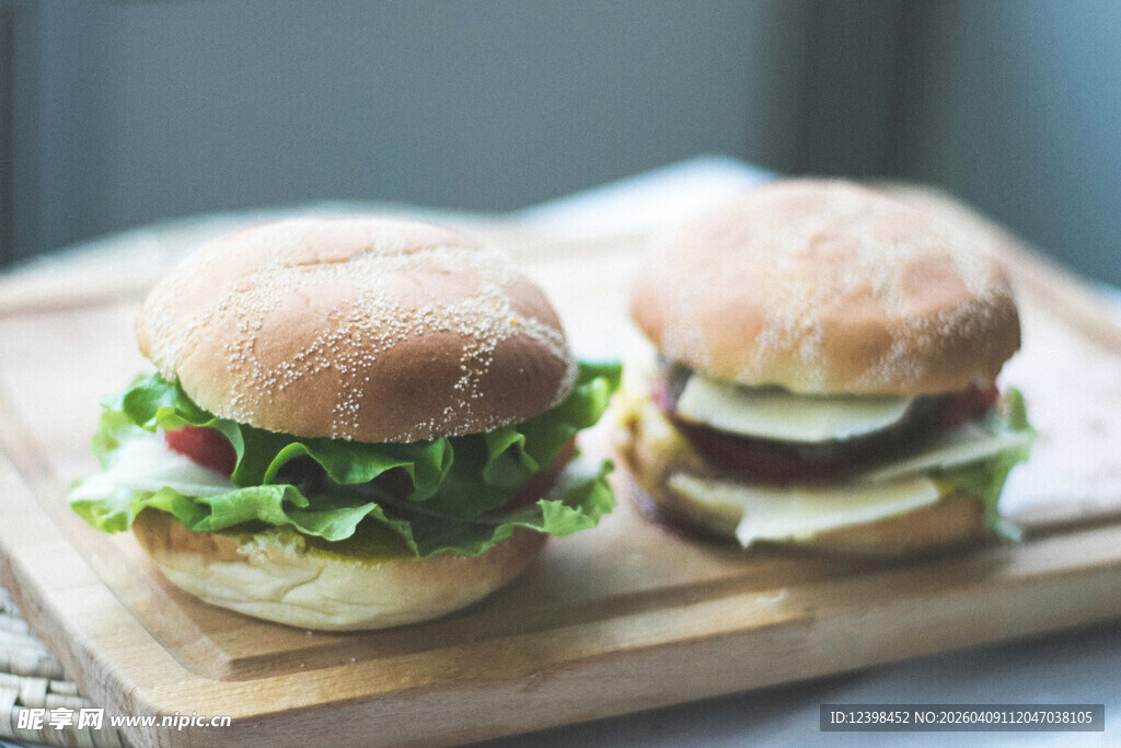 美味双汉堡置于木砧板上