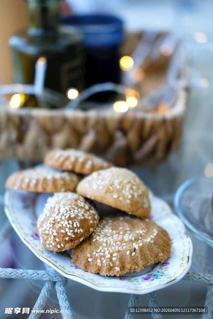 美味撒糖饼干摆于盘中