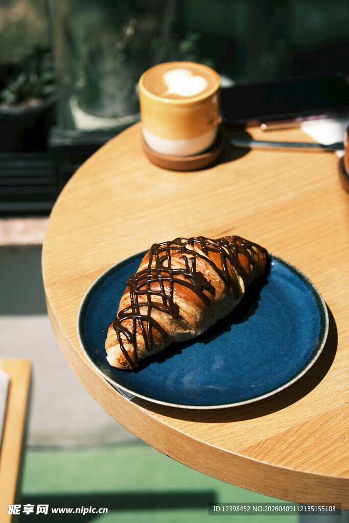 木桌蓝盘上的美味可颂