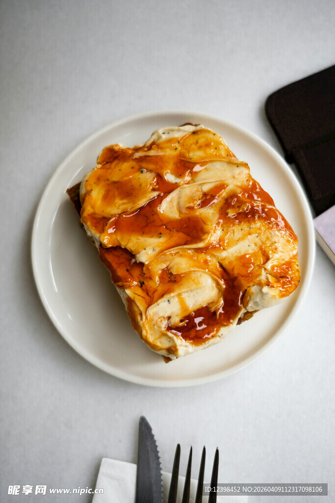 美味芝士千层面摆于盘中