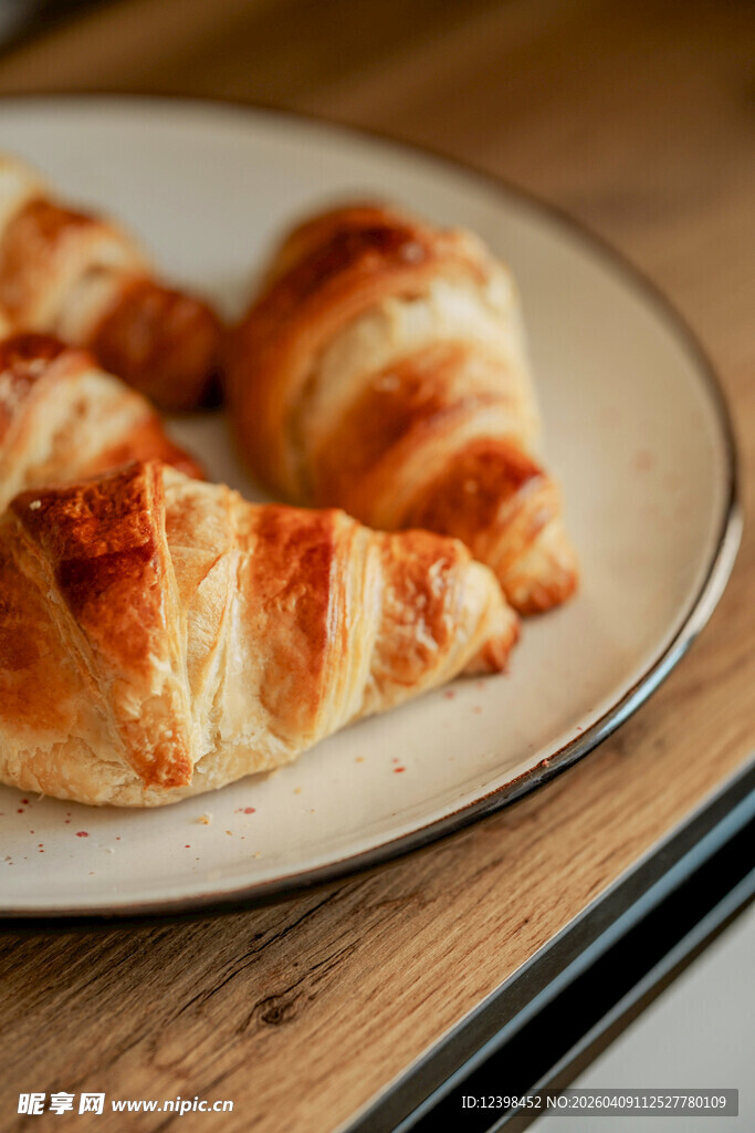 美味牛角面包置于盘中