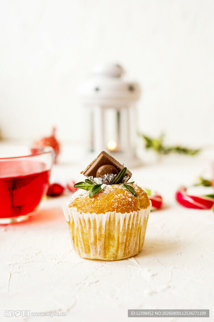 节日美味纸杯蛋糕与茶饮