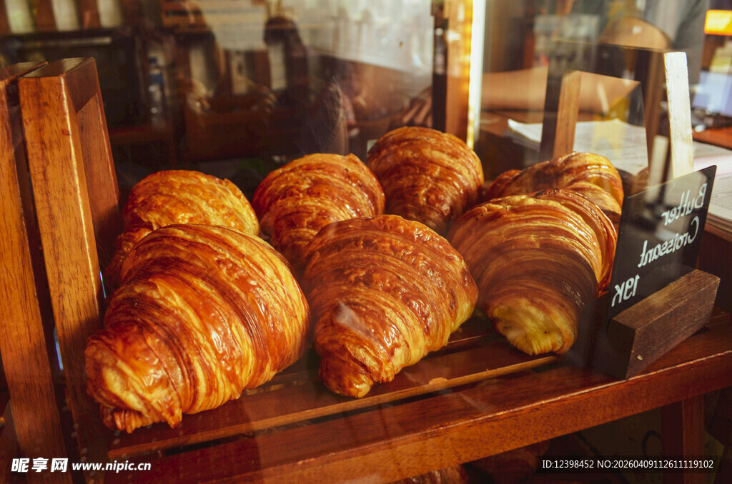 橱窗里的美味牛角面包