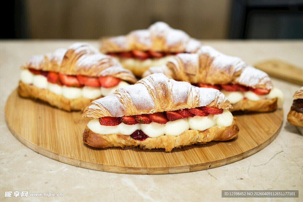 草莓夹心羊角面包美味诱人