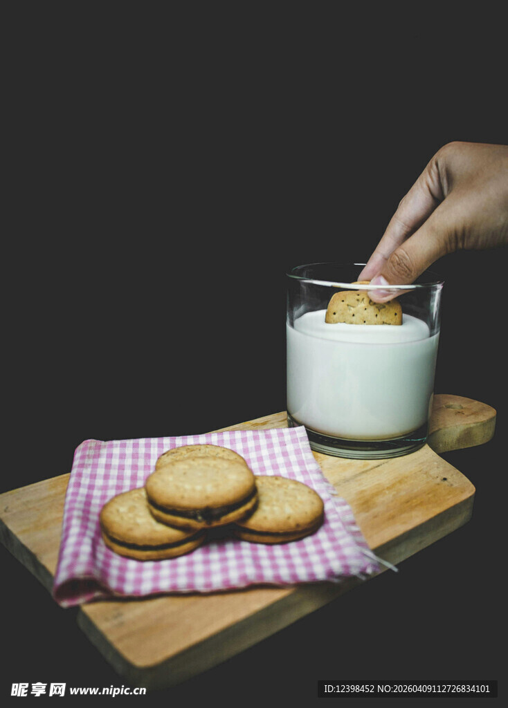 手取牛奶配美味饼干
